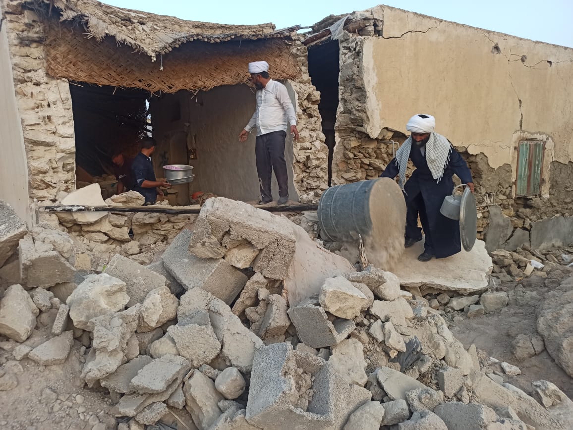 روحانیون جهادی بندرلنگه در صف اول کمک به مردم مناطق زلزله زده روستاهای بخش مهران