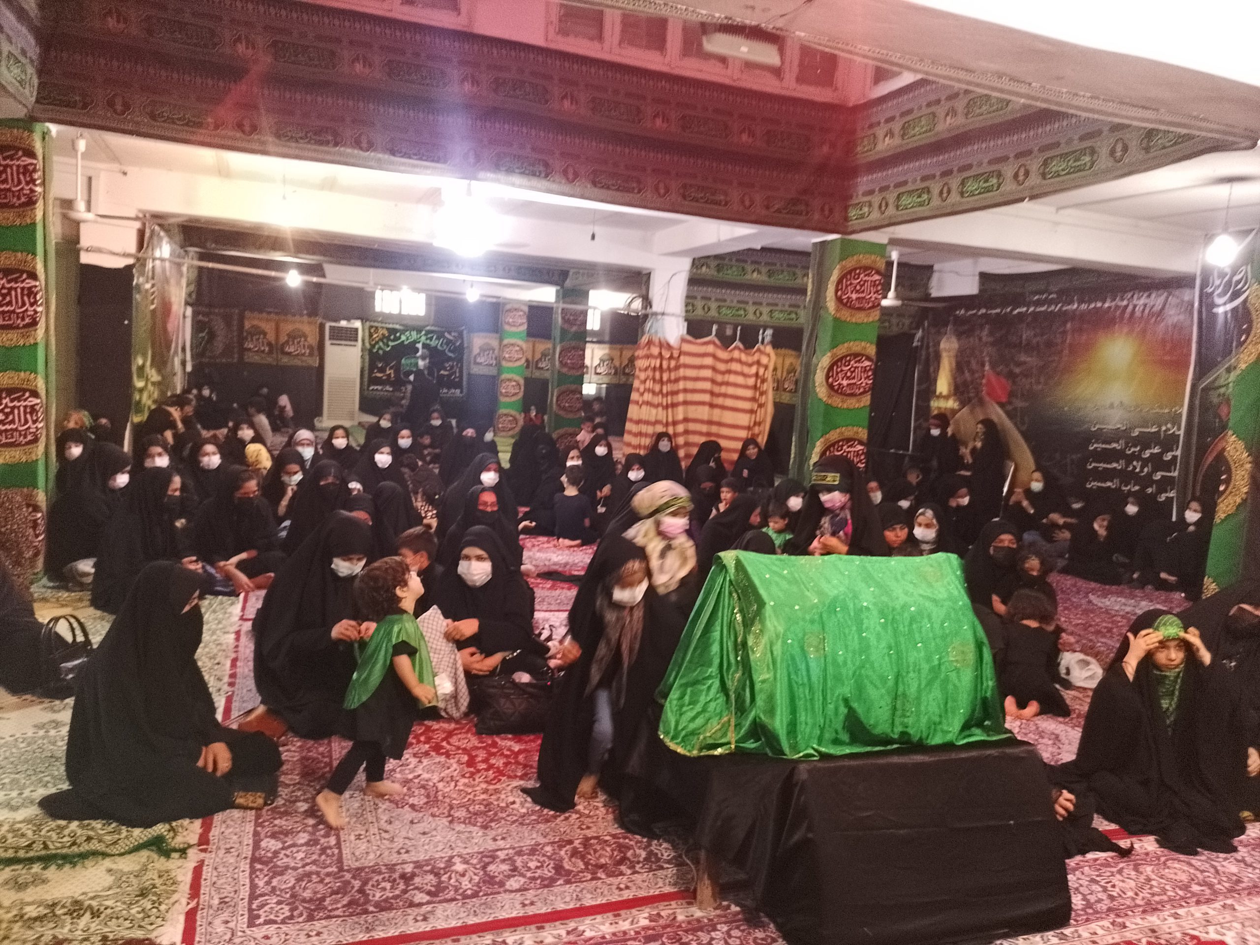 مادران سوگوار شهرستان ابوموسی با حضور پرشور در همایش شیرخوارگان حسینی، کودکان خود را نذر آرمان های قیام امام حسین(ع) کردند.