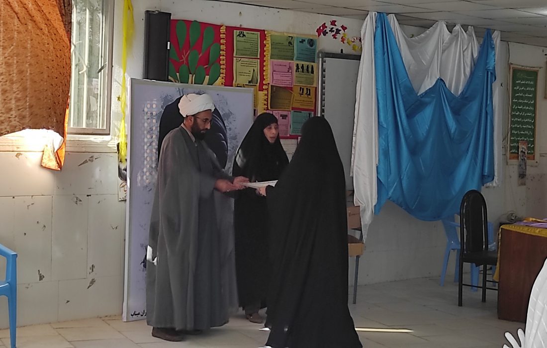 دختران دانش آموز مدرسه صدرا با نام های فاطمه و زهرا در میناب تجلیل شدند