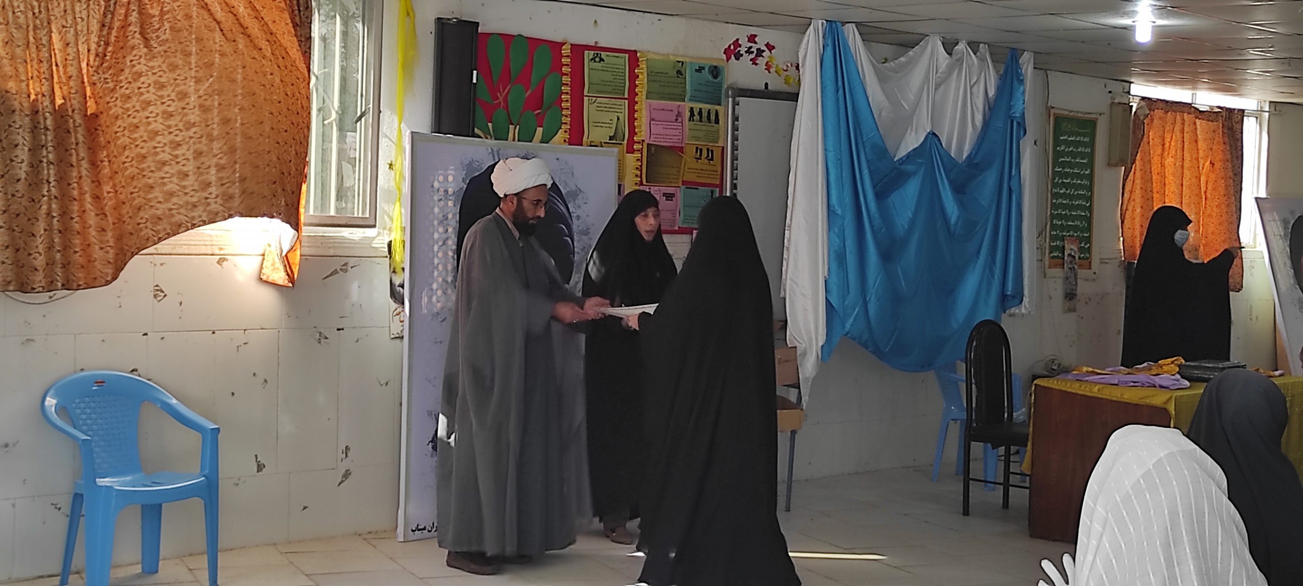 دختران دانش آموز مدرسه صدرا با نام های فاطمه و زهرا در میناب تجلیل شدند